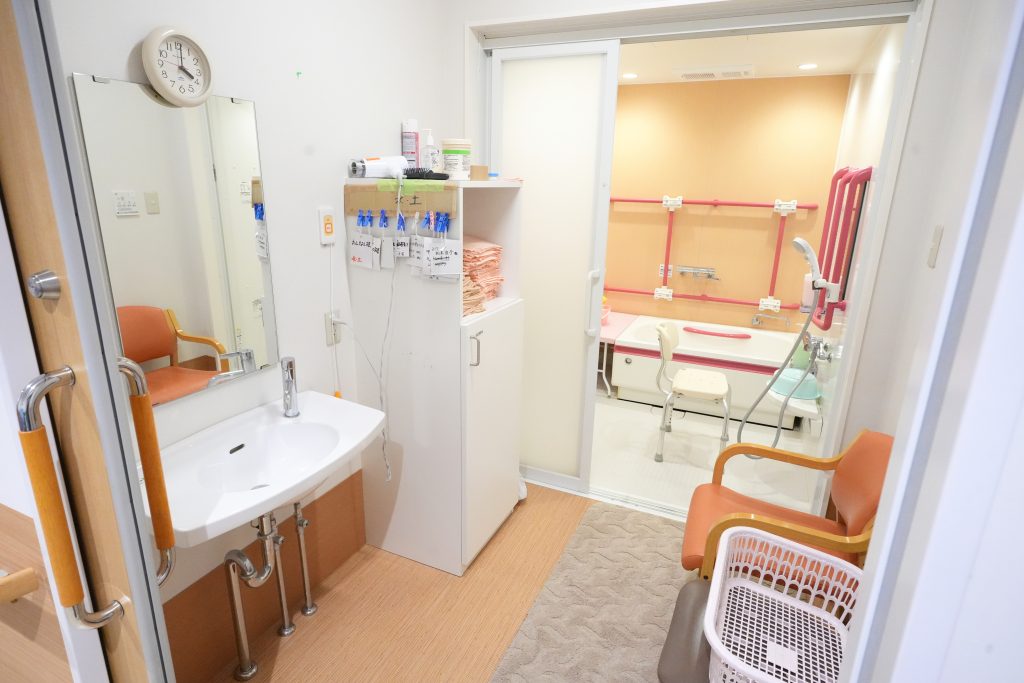 一般浴室の更衣室と浴室内