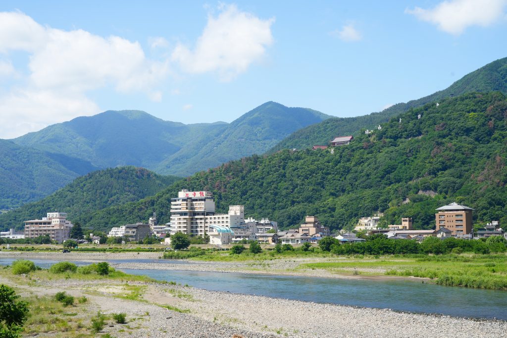 千曲川対岸から観た戸倉上山田温泉街
